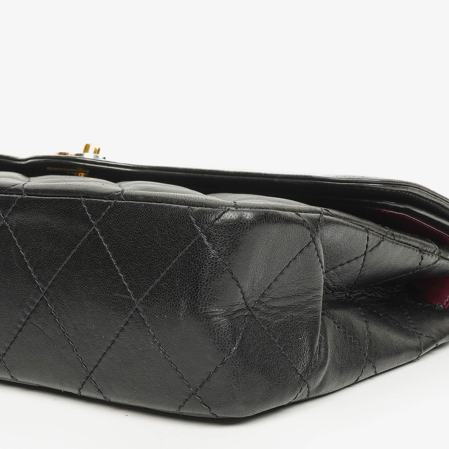 Chanel Paris Classic Medium Double Flap Bag aus schwarzem gestepptem Lammleder mit gold- und silberfarbener Hardware