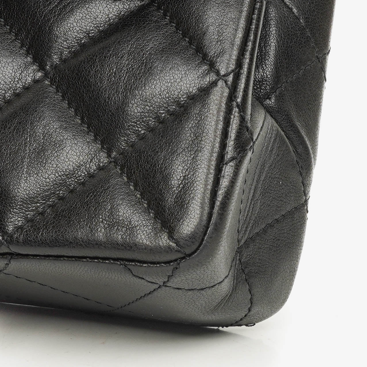 Chanel Paris Classic Medium Double Flap Bag aus schwarzem gestepptem Lammleder mit gold- und silberfarbener Hardware