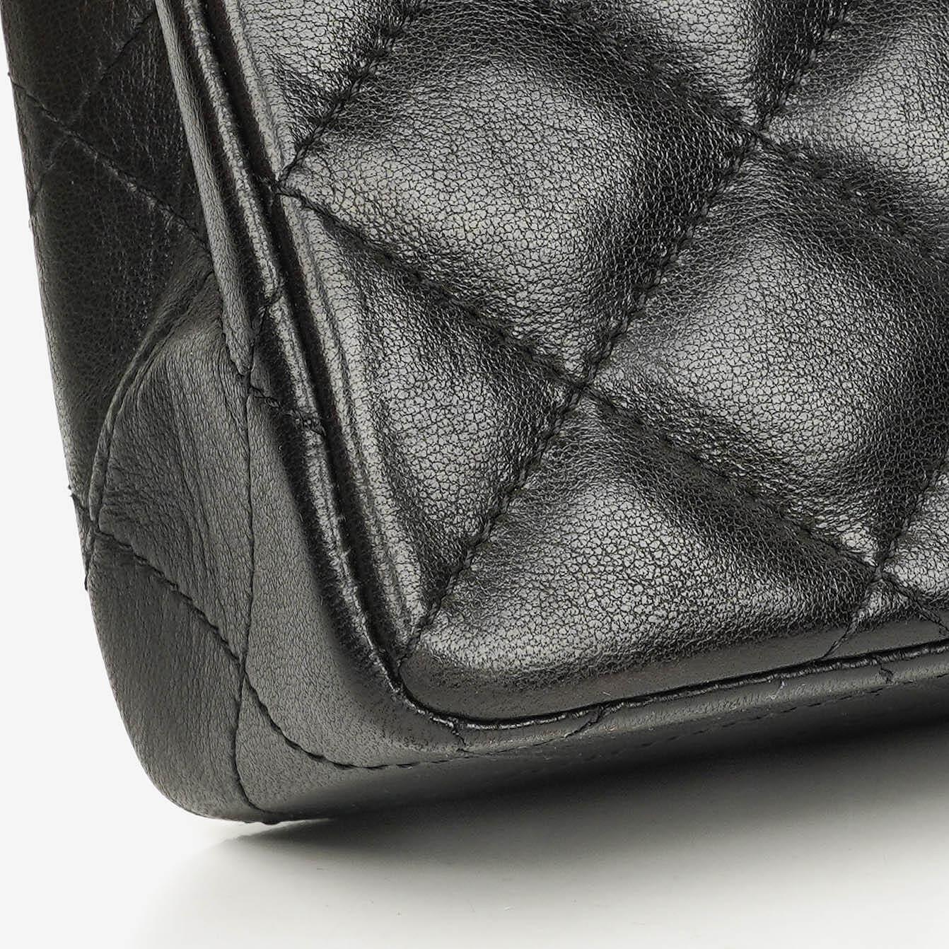 Chanel Paris Classic Medium Double Flap Bag aus schwarzem gestepptem Lammleder mit gold- und silberfarbener Hardware