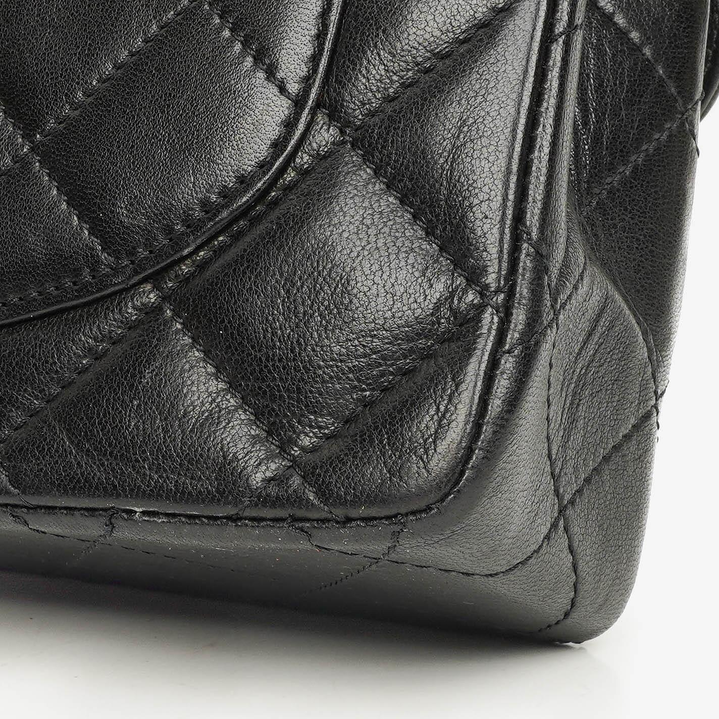 Chanel Paris Classic Medium Double Flap Bag aus schwarzem gestepptem Lammleder mit gold- und silberfarbener Hardware