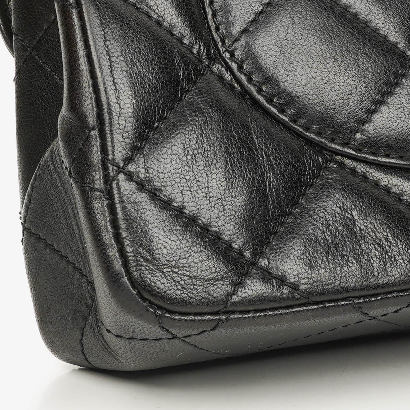 Chanel Paris Classic Medium Double Flap Bag aus schwarzem gestepptem Lammleder mit gold- und silberfarbener Hardware