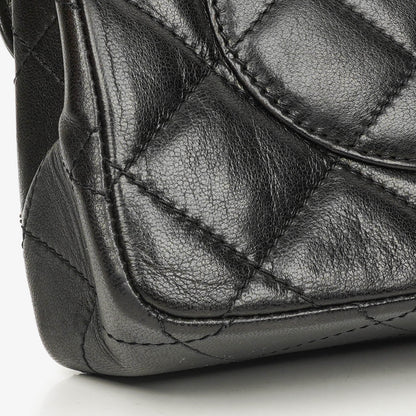 Chanel Paris Classic Medium Double Flap Bag aus schwarzem gestepptem Lammleder mit gold- und silberfarbener Hardware