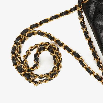 Chanel Paris Classic Medium Double Flap Bag aus schwarzem gestepptem Lammleder mit gold- und silberfarbener Hardware