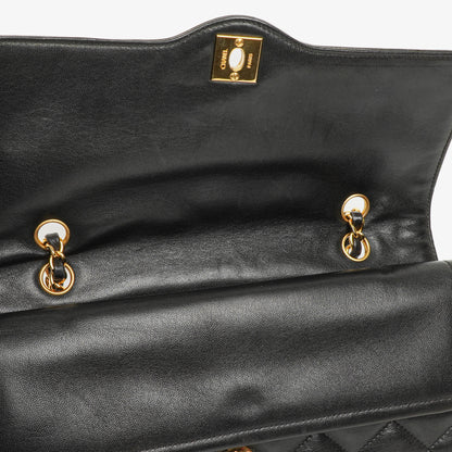 Chanel Paris Classic Medium Double Flap Bag aus schwarzem gestepptem Lammleder mit gold- und silberfarbener Hardware