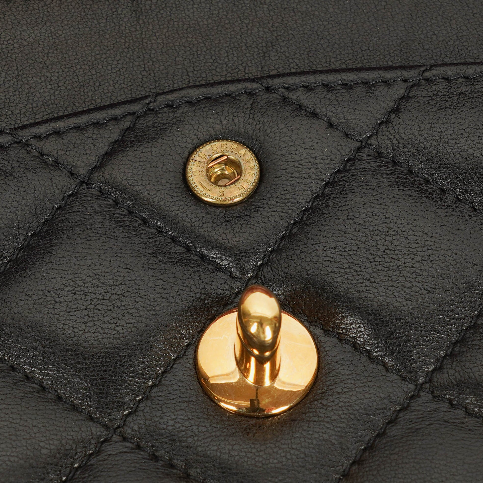Chanel Paris Classic Medium Double Flap Bag aus schwarzem gestepptem Lammleder mit gold- und silberfarbener Hardware