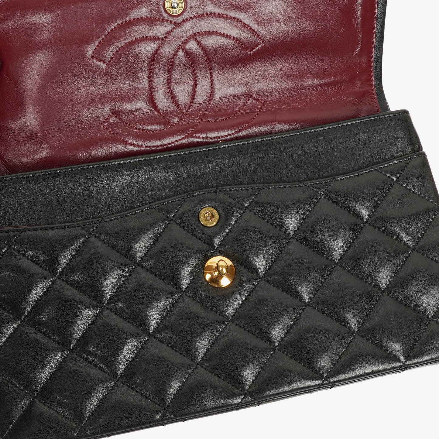 Chanel Paris Classic Medium Double Flap Bag aus schwarzem gestepptem Lammleder mit gold- und silberfarbener Hardware