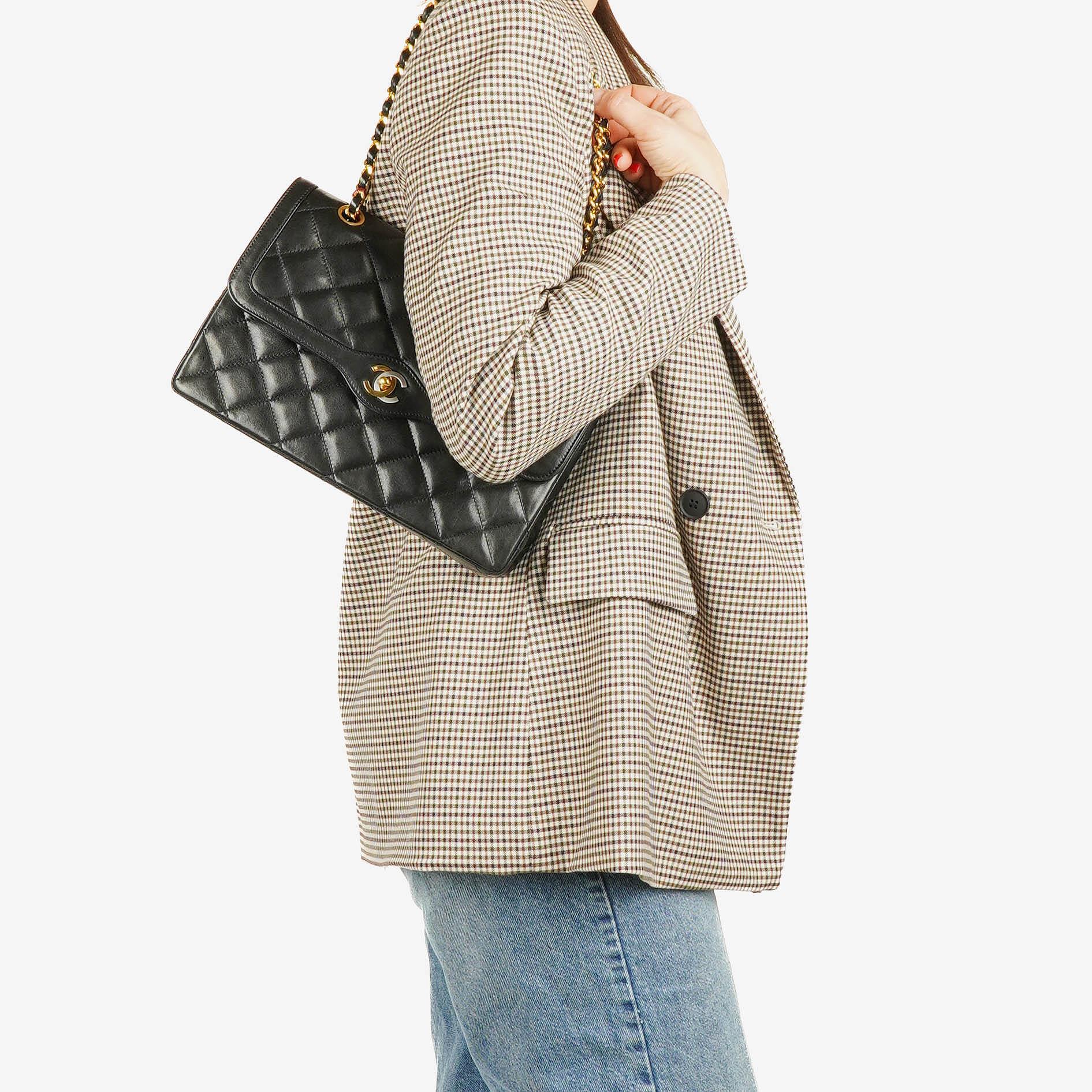 Chanel Paris Classic Medium Double Flap Bag aus schwarzem gestepptem Lammleder mit gold- und silberfarbener Hardware