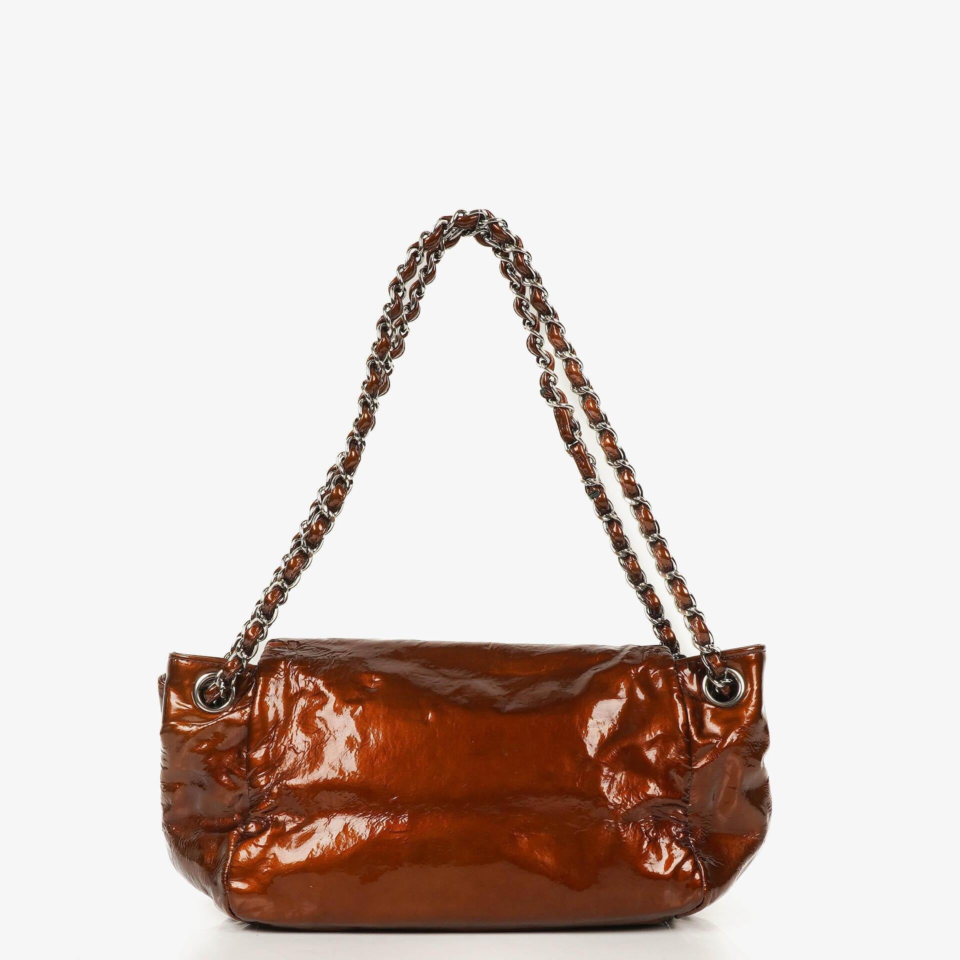 Chanel CC Accordion Flap-Tasche aus Lackleder