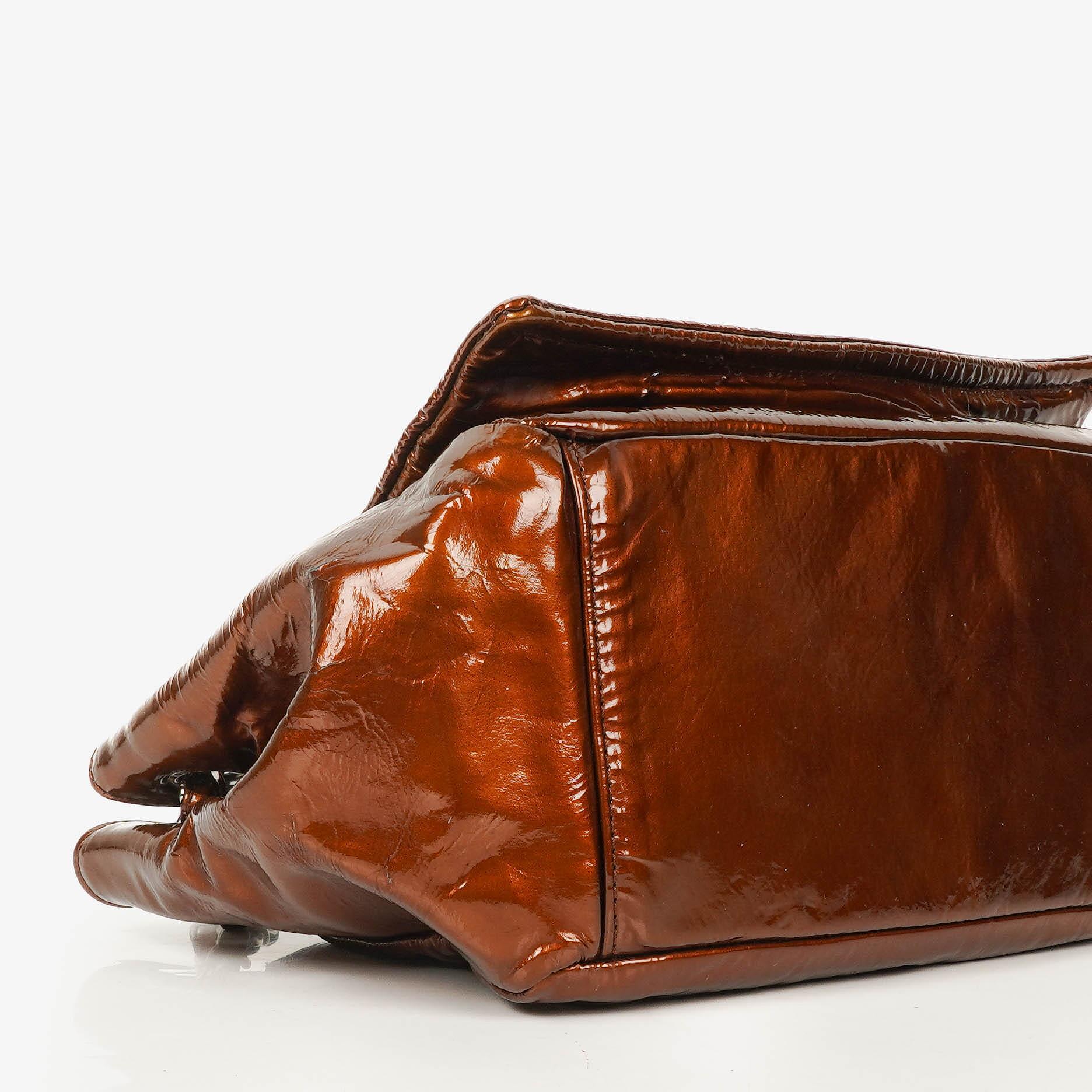 Chanel CC Accordion Flap-Tasche aus Lackleder