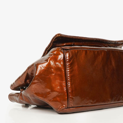 Chanel CC Accordion Flap-Tasche aus Lackleder
