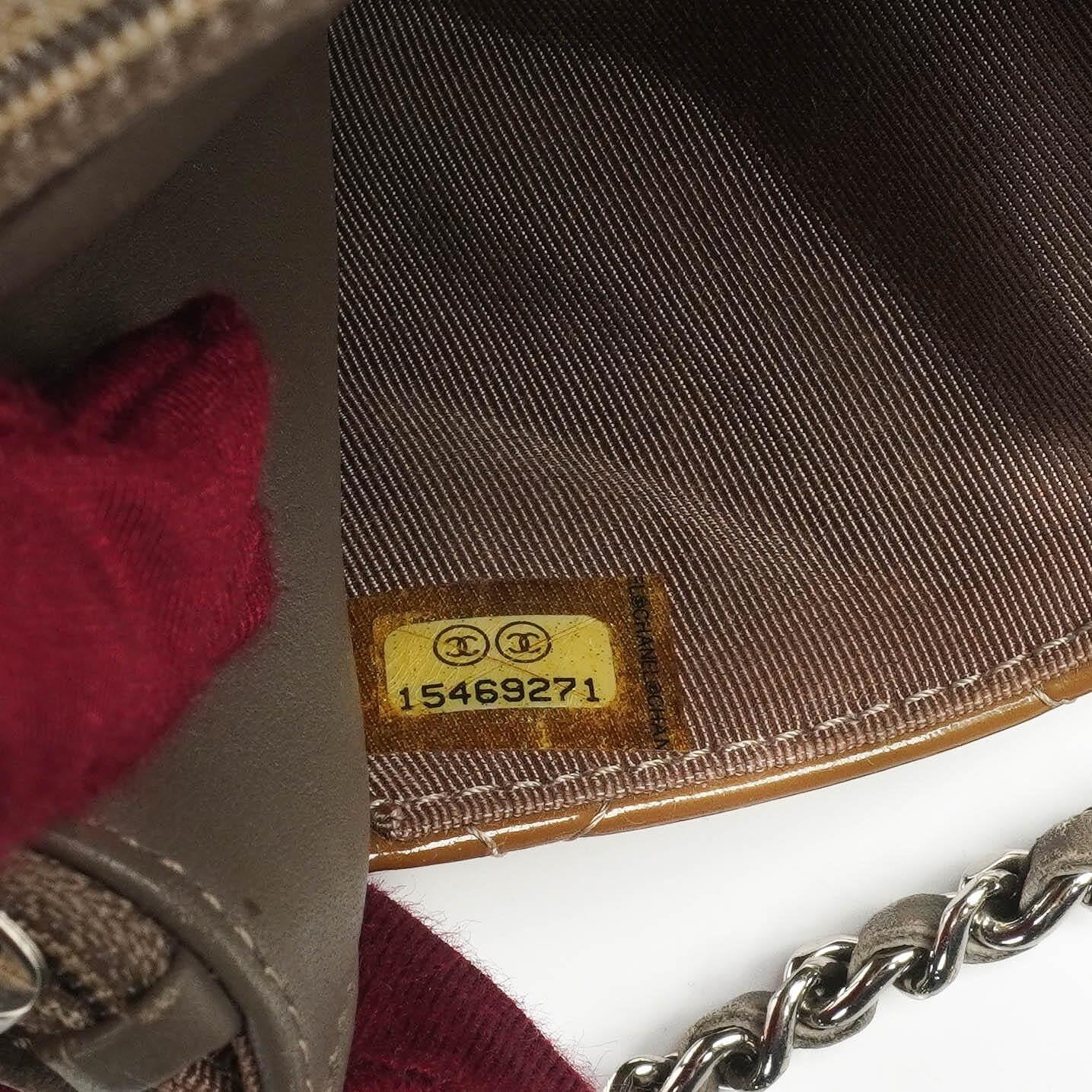 Chanel Wallet on Chain WOC aus gestepptem Lackleder