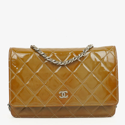 Chanel Wallet on Chain WOC aus gestepptem Lackleder