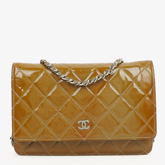 Chanel Wallet on Chain WOC aus gestepptem Lackleder