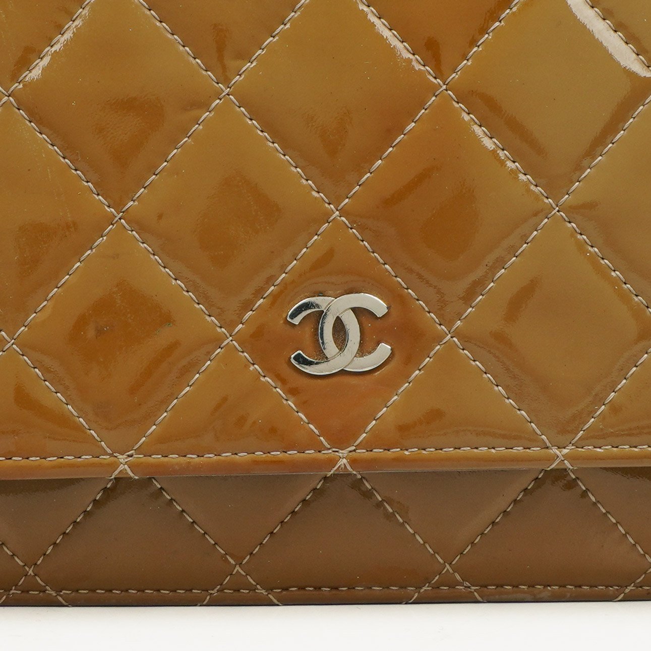 Chanel Wallet on Chain WOC aus gestepptem Lackleder