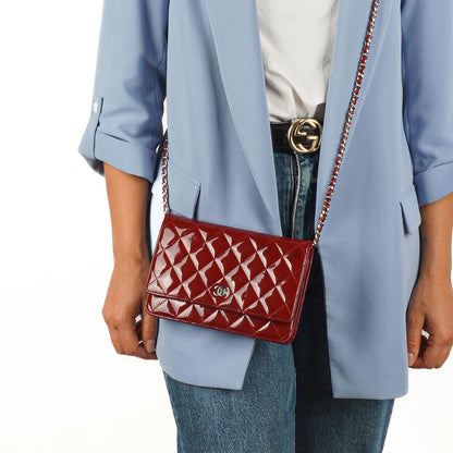 Chanel Lack Gepolsterte Geldbörse mit Kette WOC Rot