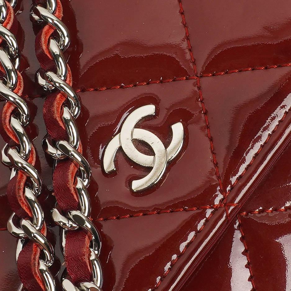 Chanel Lack Gepolsterte Geldbörse mit Kette WOC Rot