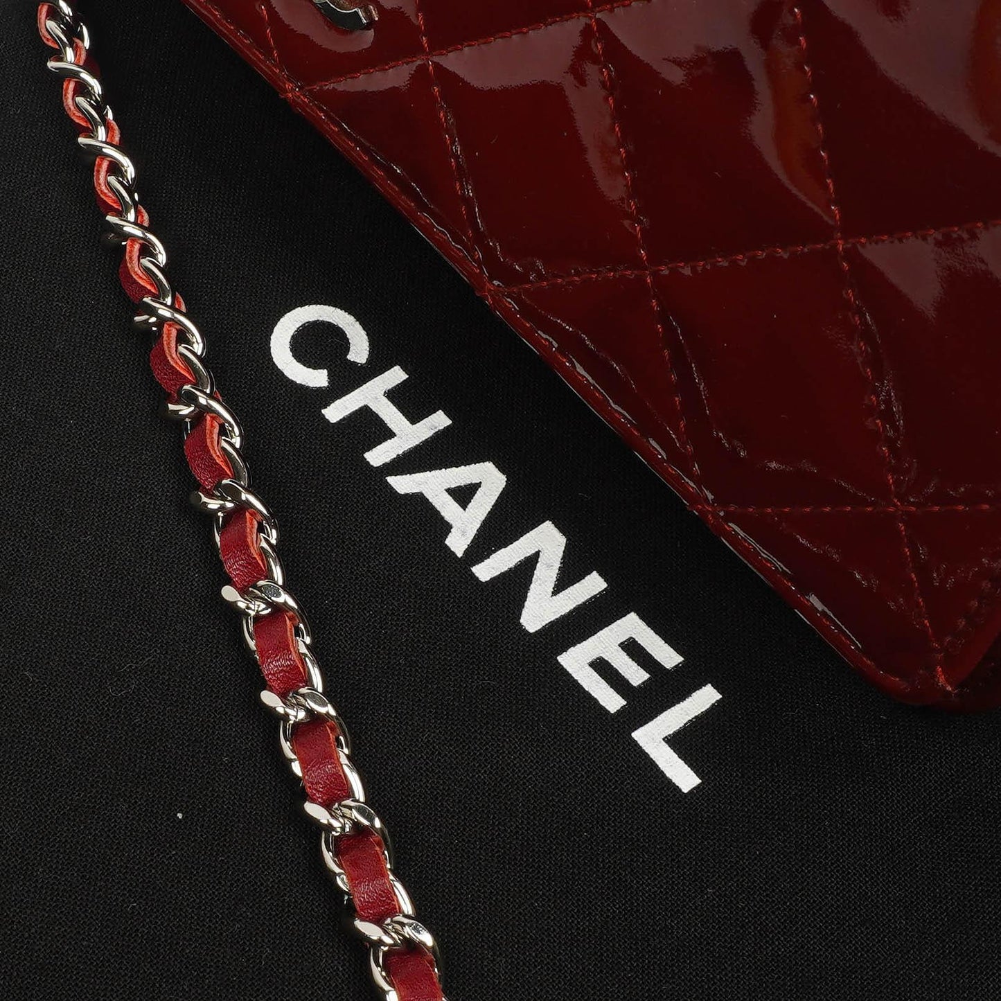 Chanel Lack Gepolsterte Geldbörse mit Kette WOC Rot
