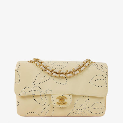 Chanel Perforierte Camellia Klappentasche