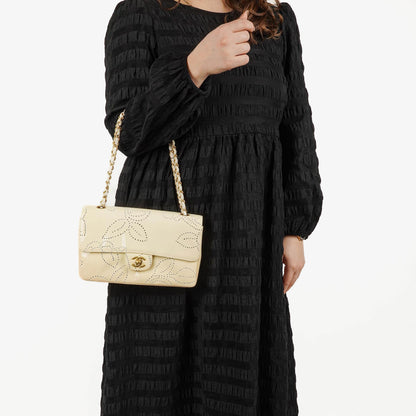 Chanel Perforierte Camellia Klappentasche