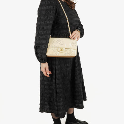 Chanel Perforierte Camellia Klappentasche