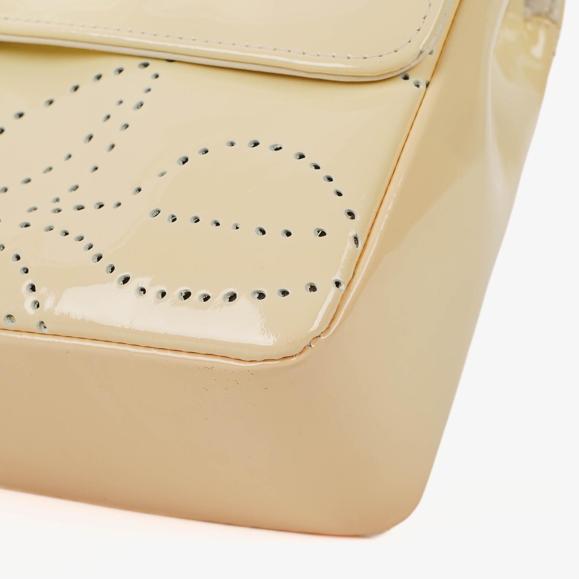 Chanel Perforierte Camellia Klappentasche