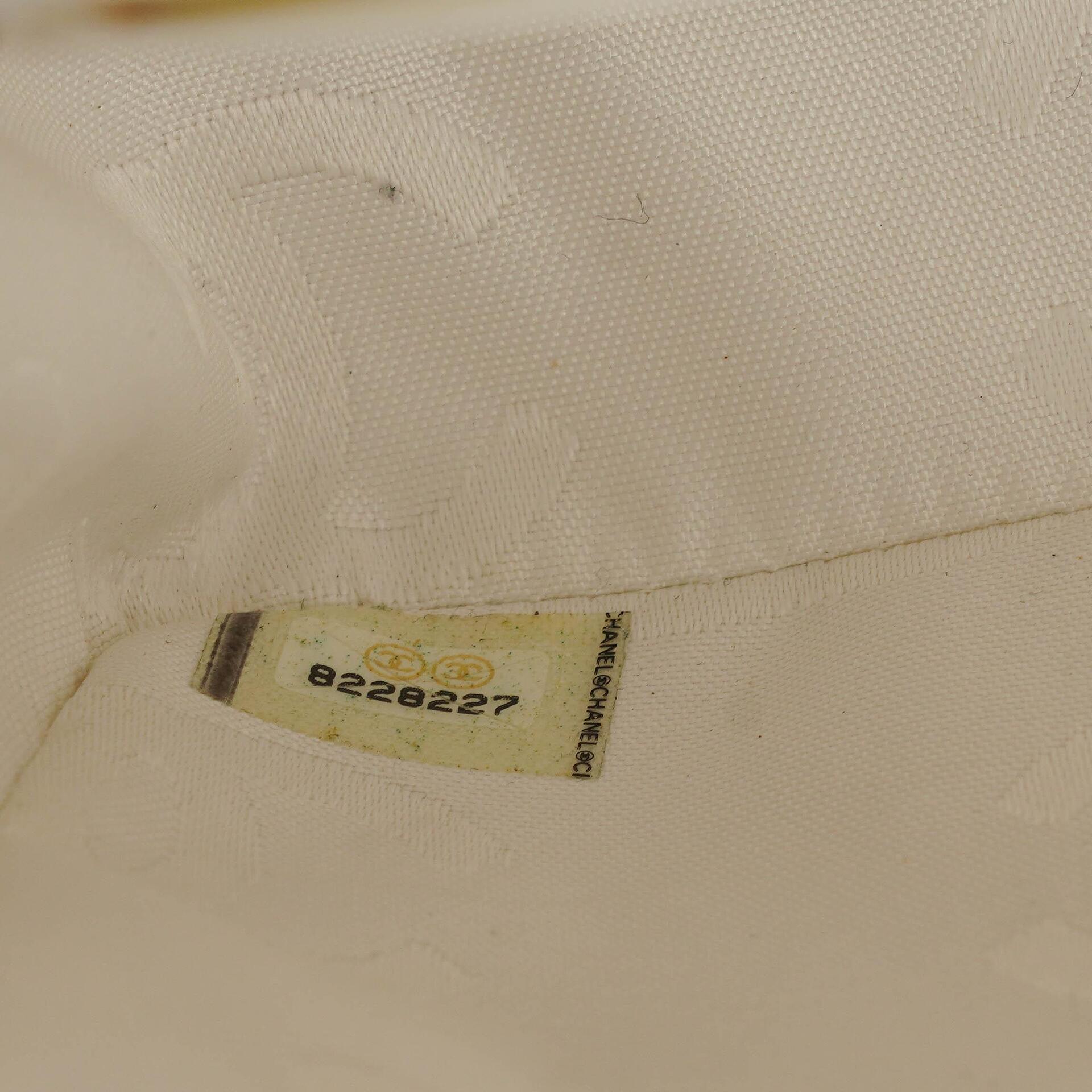 Chanel Perforierte Camellia Klappentasche