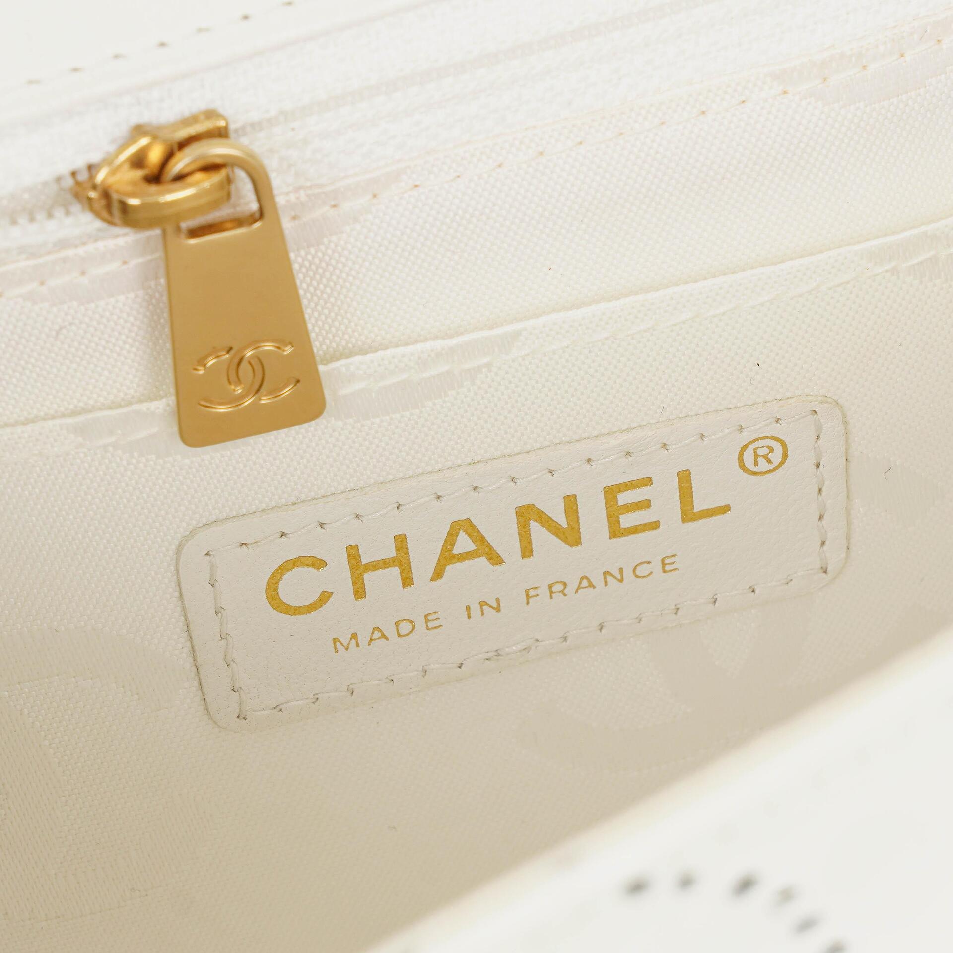 Chanel Perforierte Camellia Klappentasche