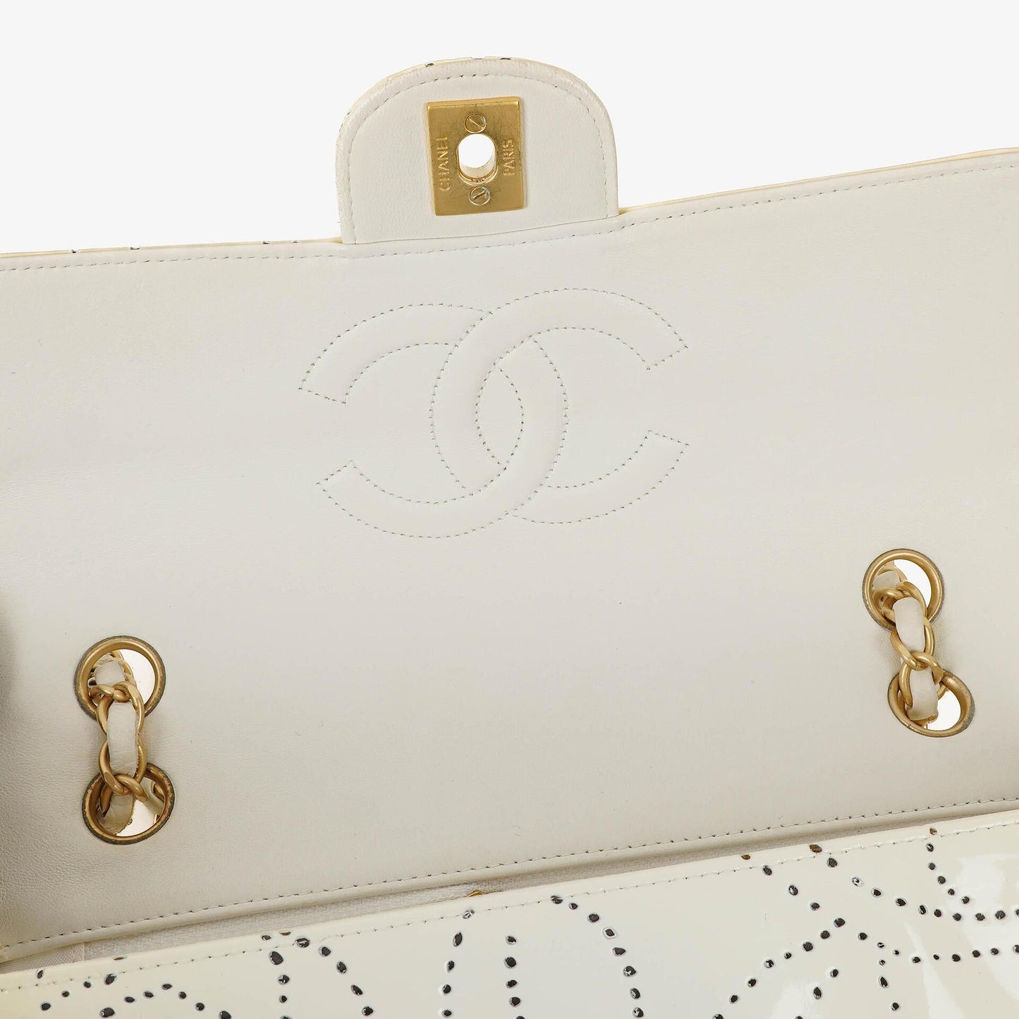 Chanel Perforierte Camellia Klappentasche