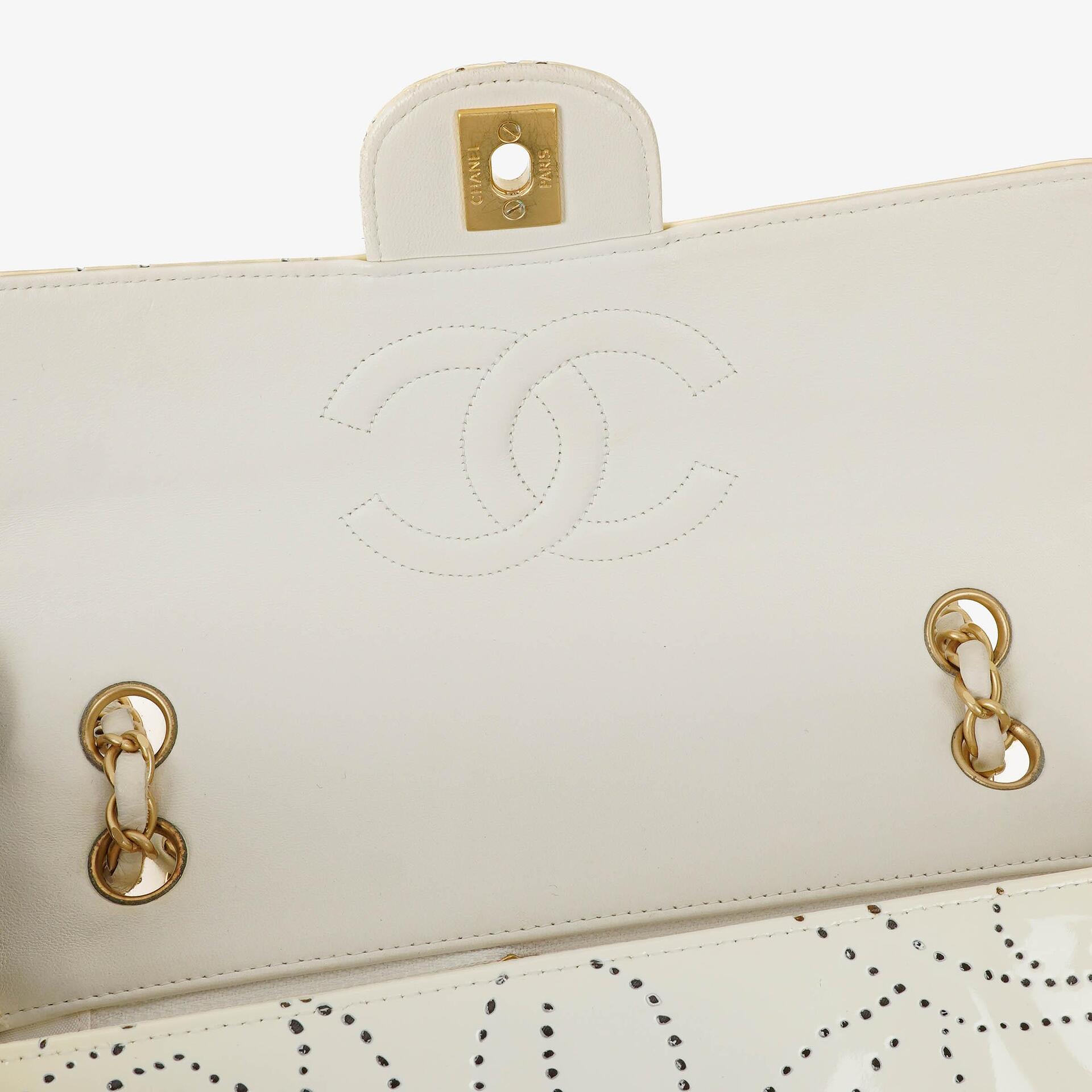 Chanel Perforierte Camellia Klappentasche