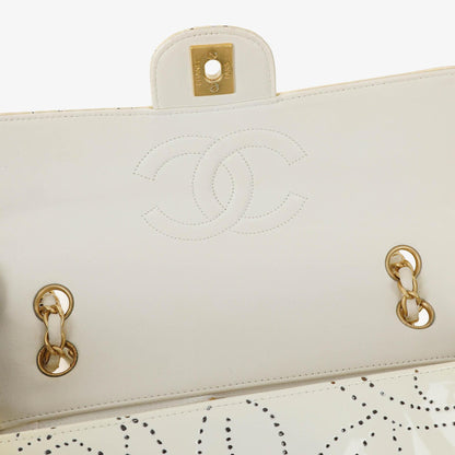 Chanel Perforierte Camellia Klappentasche