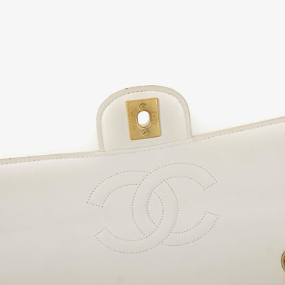 Chanel Perforierte Camellia Klappentasche