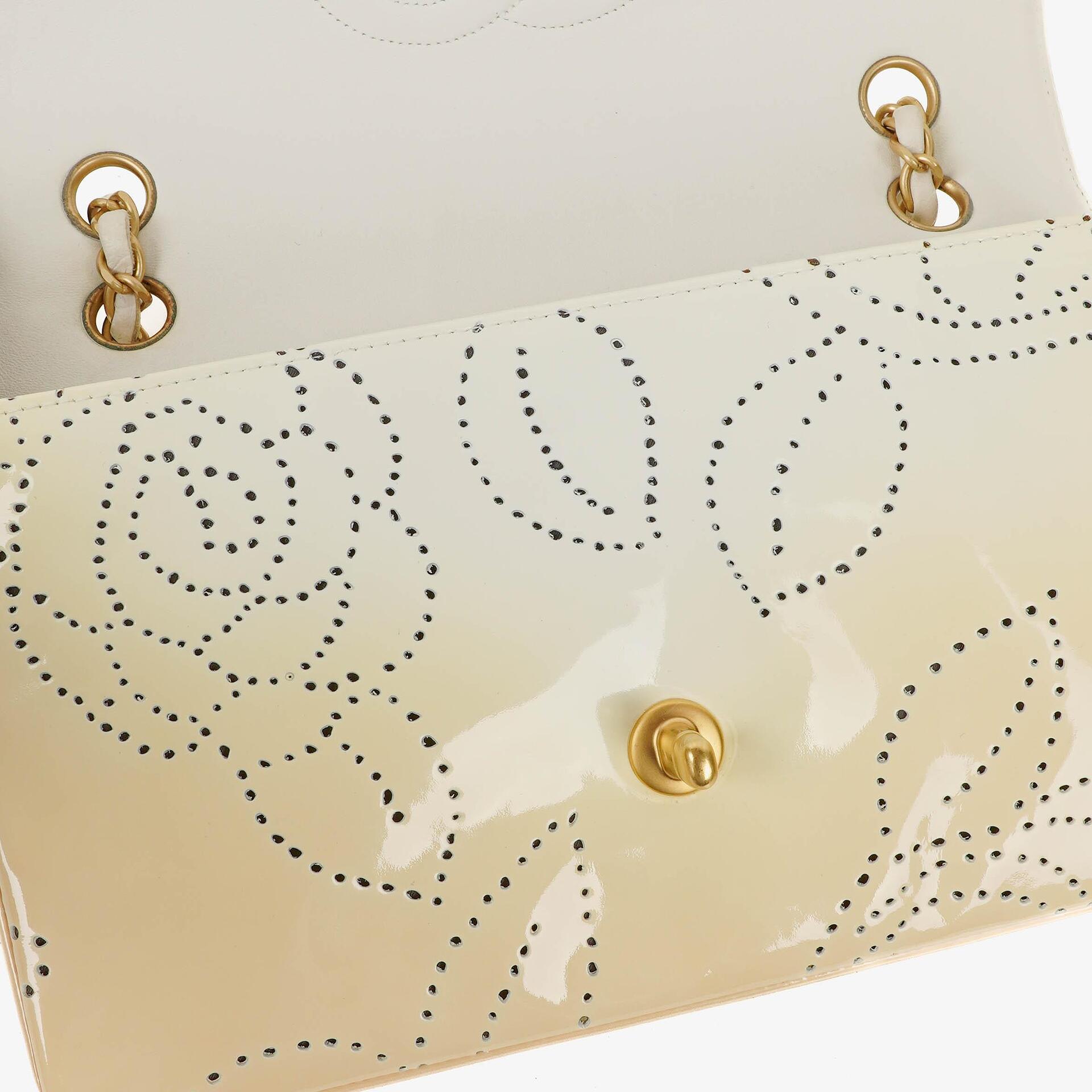 Chanel Perforierte Camellia Klappentasche