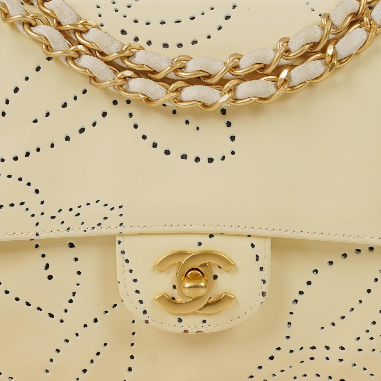 Chanel Perforierte Camellia Klappentasche