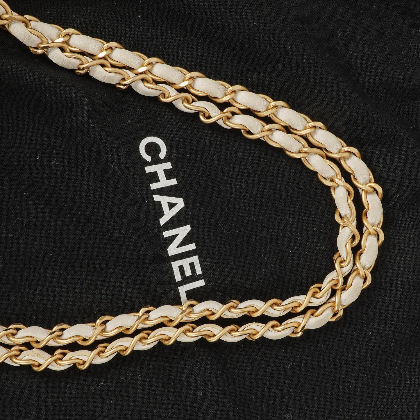 Chanel Perforierte Camellia Klappentasche