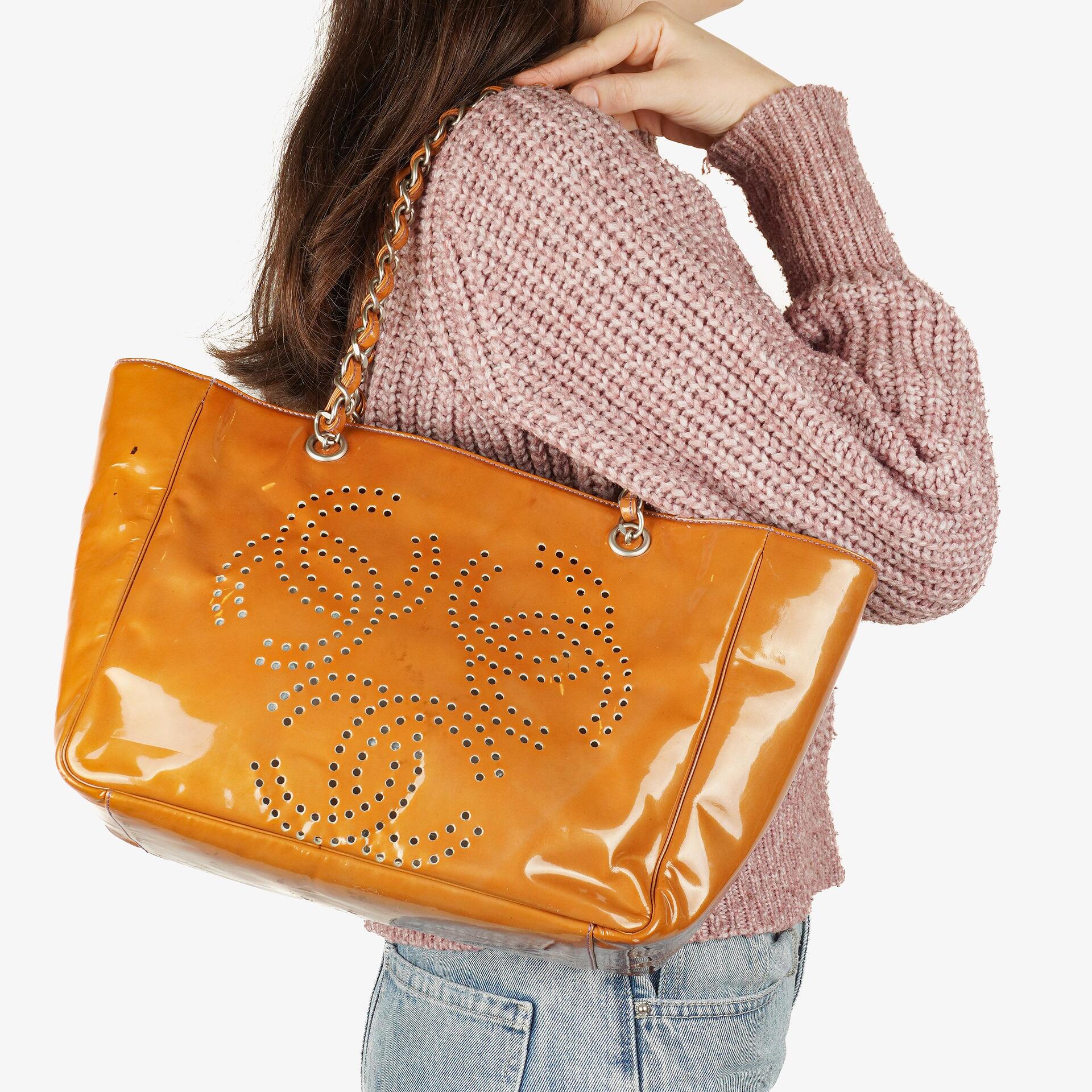 Chanel Perforated CC Shopping Tote aus Lackleder, 2000-2002