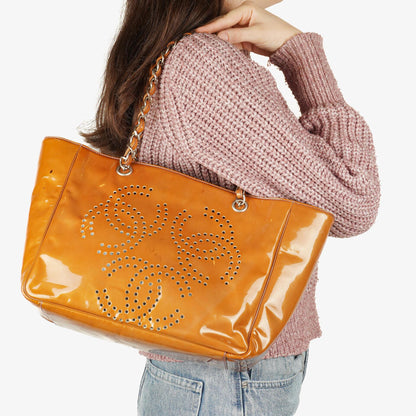 Chanel Perforated CC Shopping Tote aus Lackleder, 2000-2002