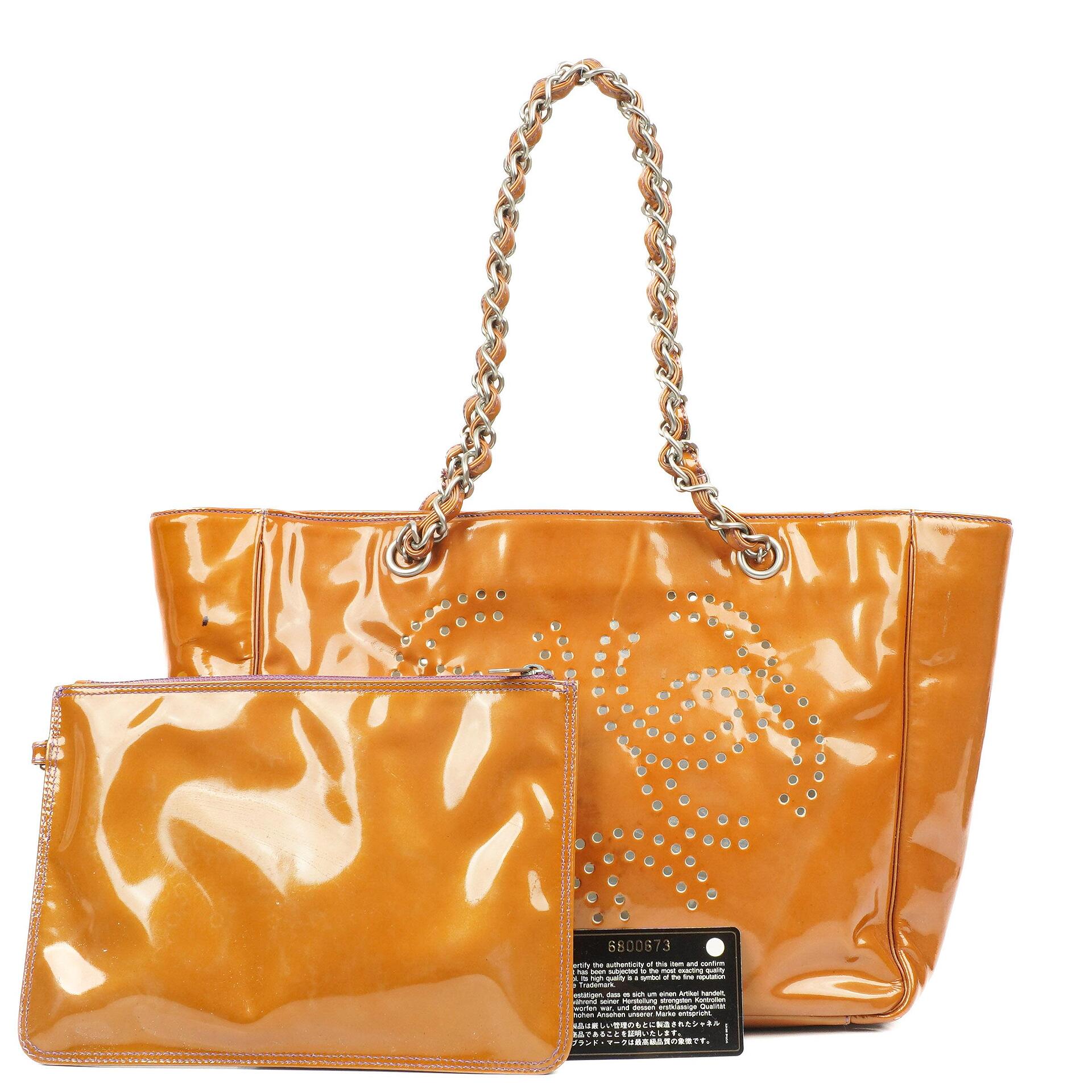 Chanel Perforated CC Shopping Tote aus Lackleder, 2000-2002