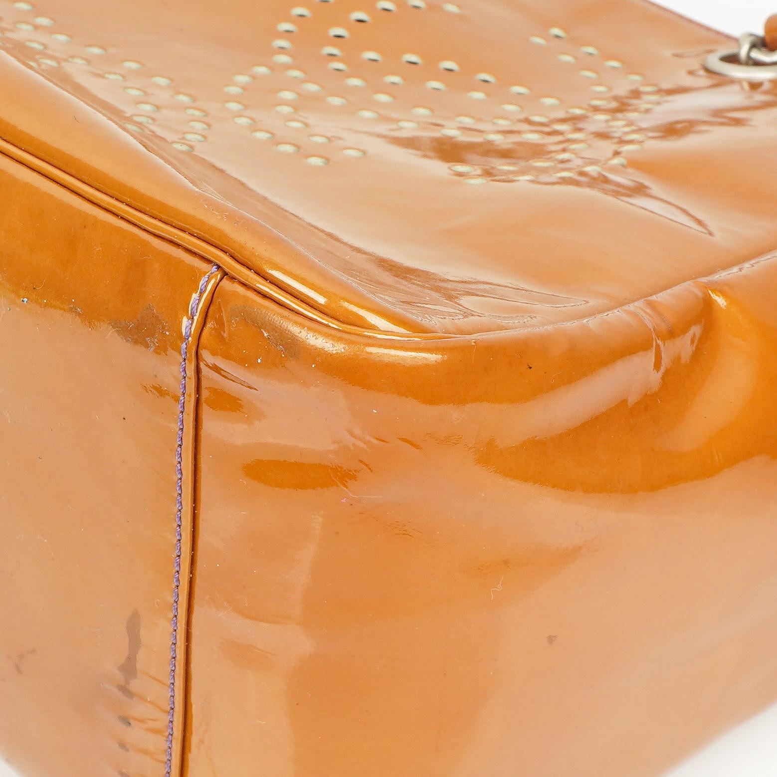 Chanel Perforated CC Shopping Tote aus Lackleder, 2000-2002