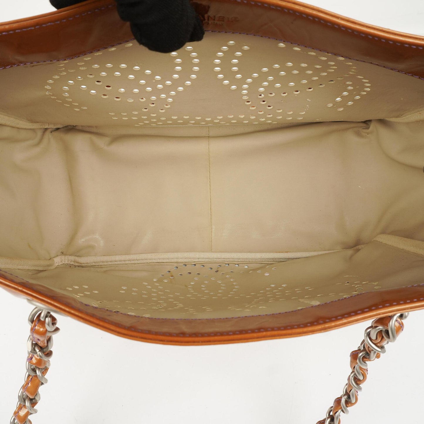 Chanel Perforated CC Shopping Tote aus Lackleder, 2000-2002