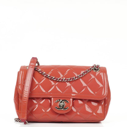 Chanel Classic Mini Flap Tasche aus rosa Lackkalbsleder