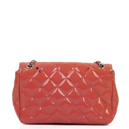Chanel Classic Mini Flap Tasche aus rosa Lackkalbsleder
