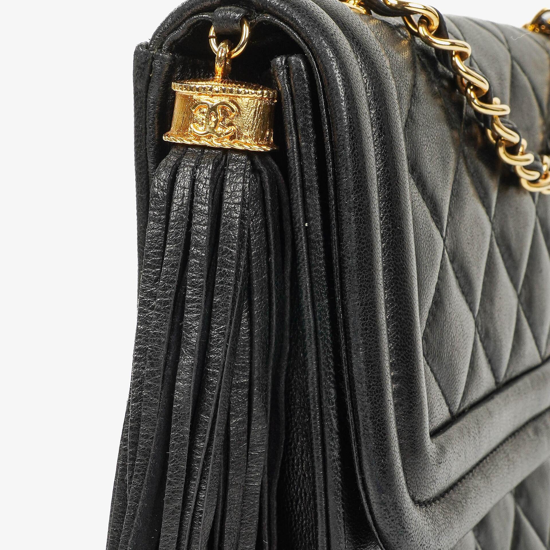 Chanel Vintage Tassel Flap Tasche aus schwarzem gestepptem Lammleder