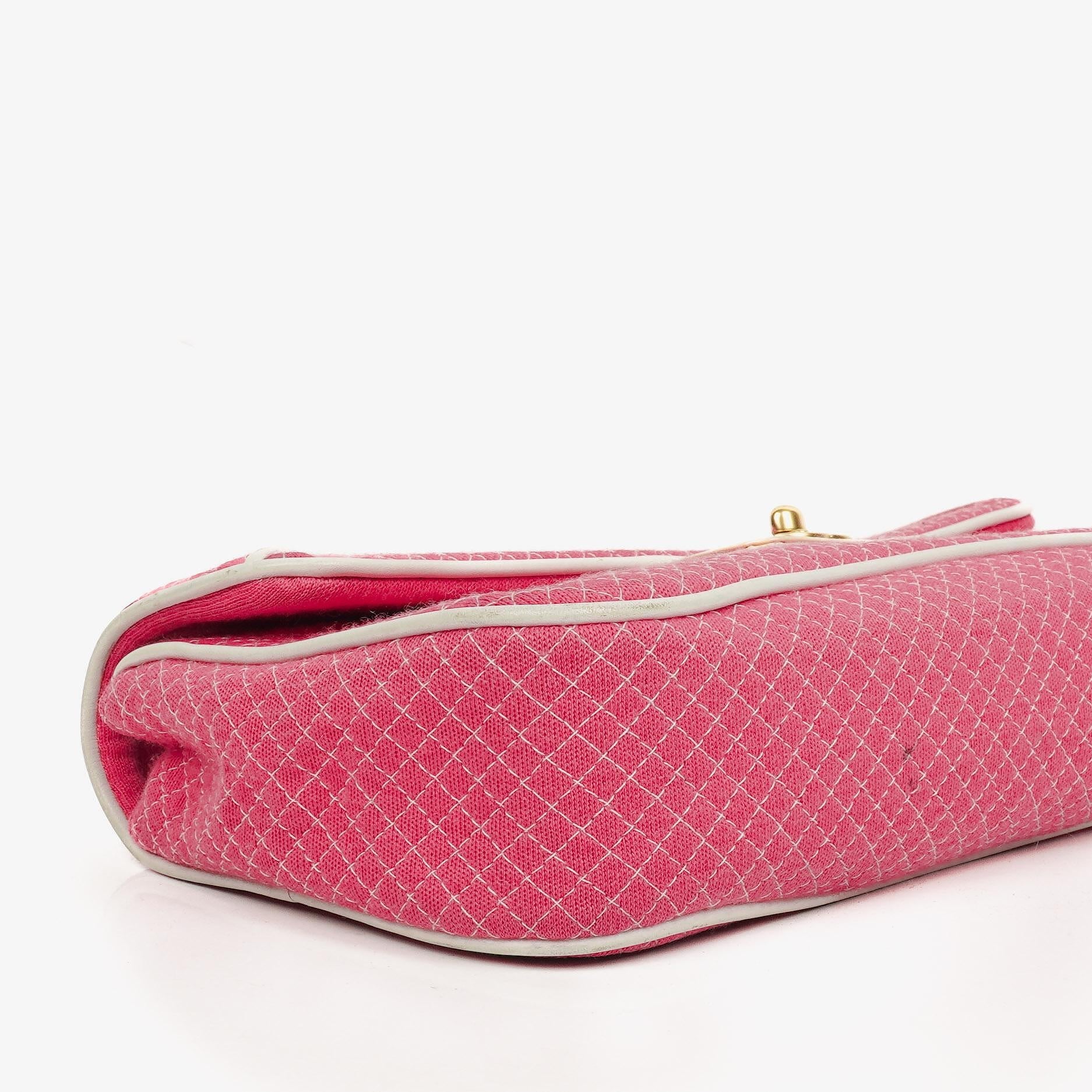 Chanel Single Flap Bag aus gestepptem Jersey in Pink und Weiß