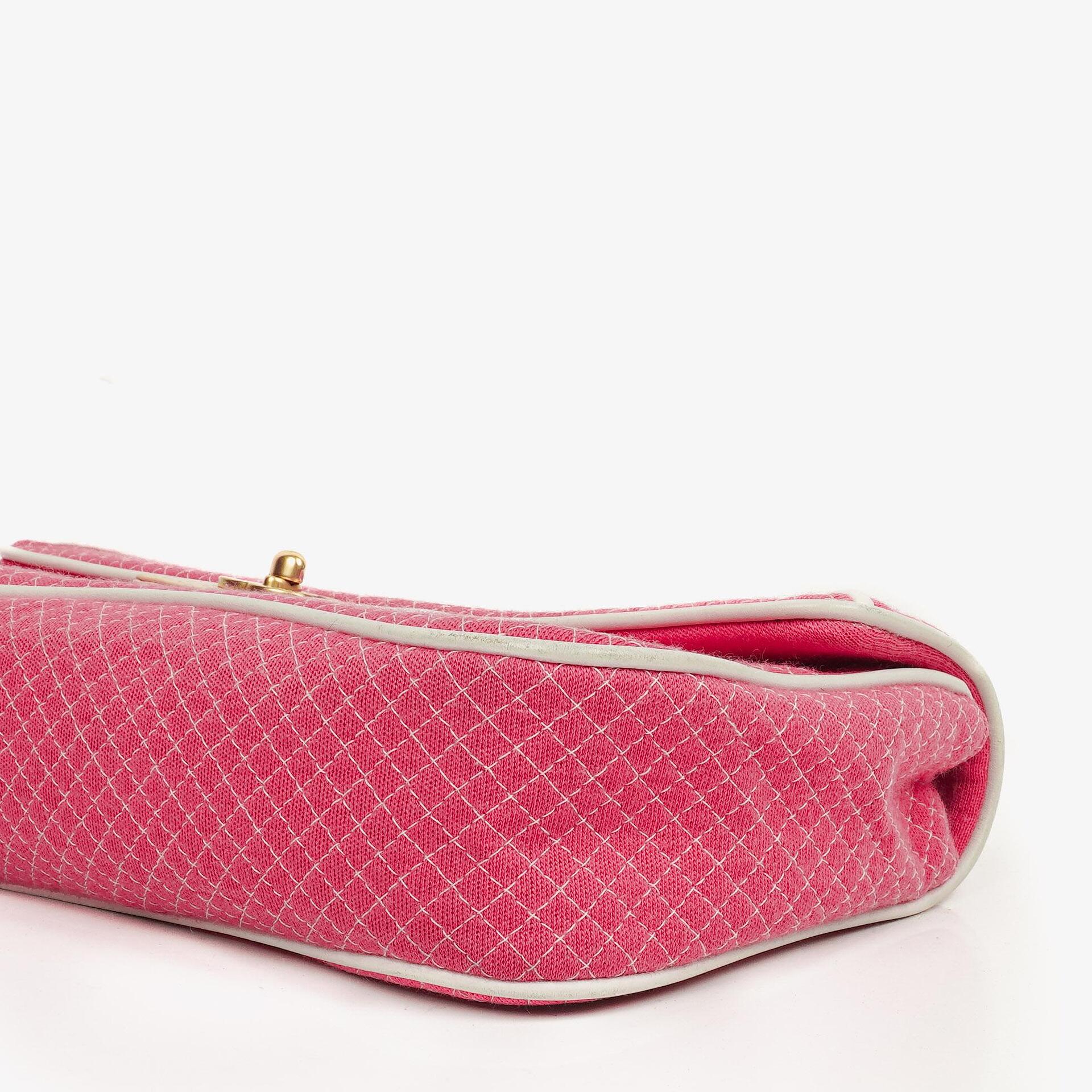 Chanel Single Flap Bag aus gestepptem Jersey in Pink und Weiß