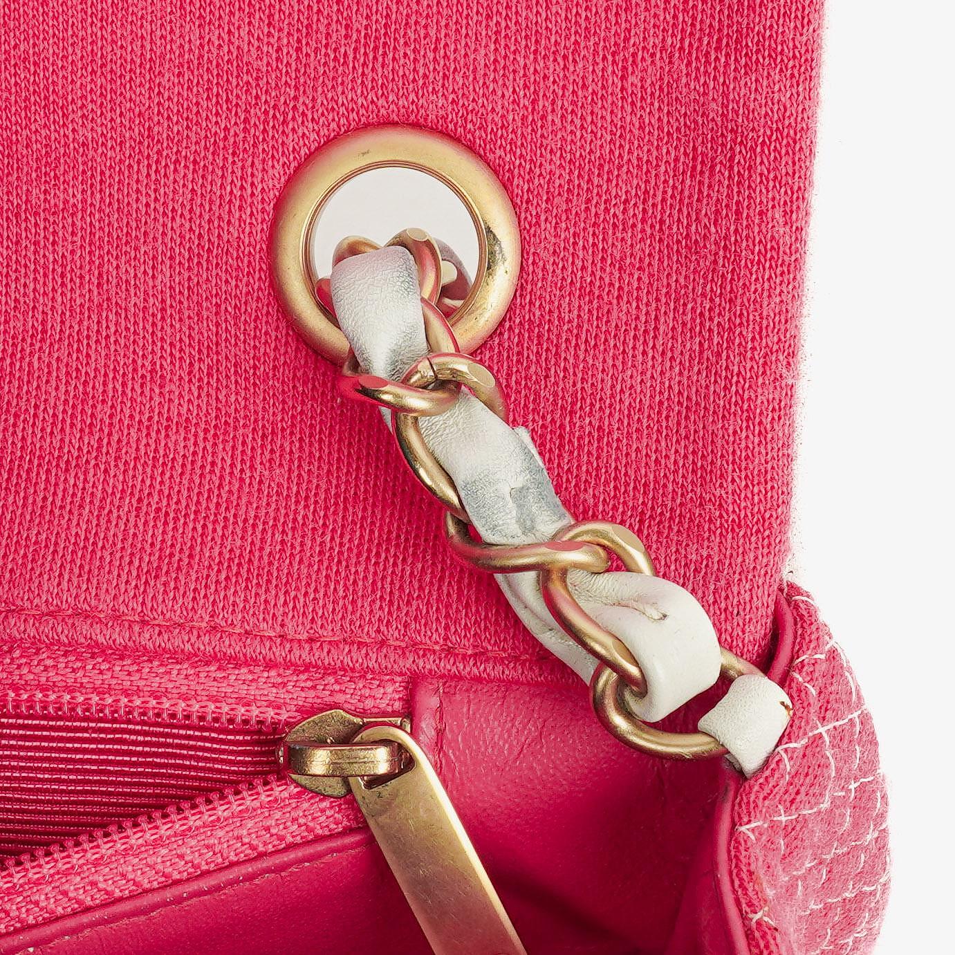 Chanel Single Flap Bag aus gestepptem Jersey in Pink und Weiß