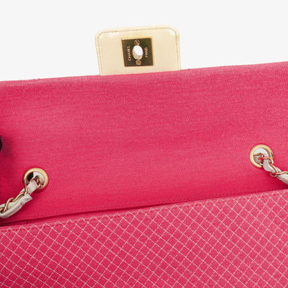 Chanel Single Flap Bag aus gestepptem Jersey in Pink und Weiß