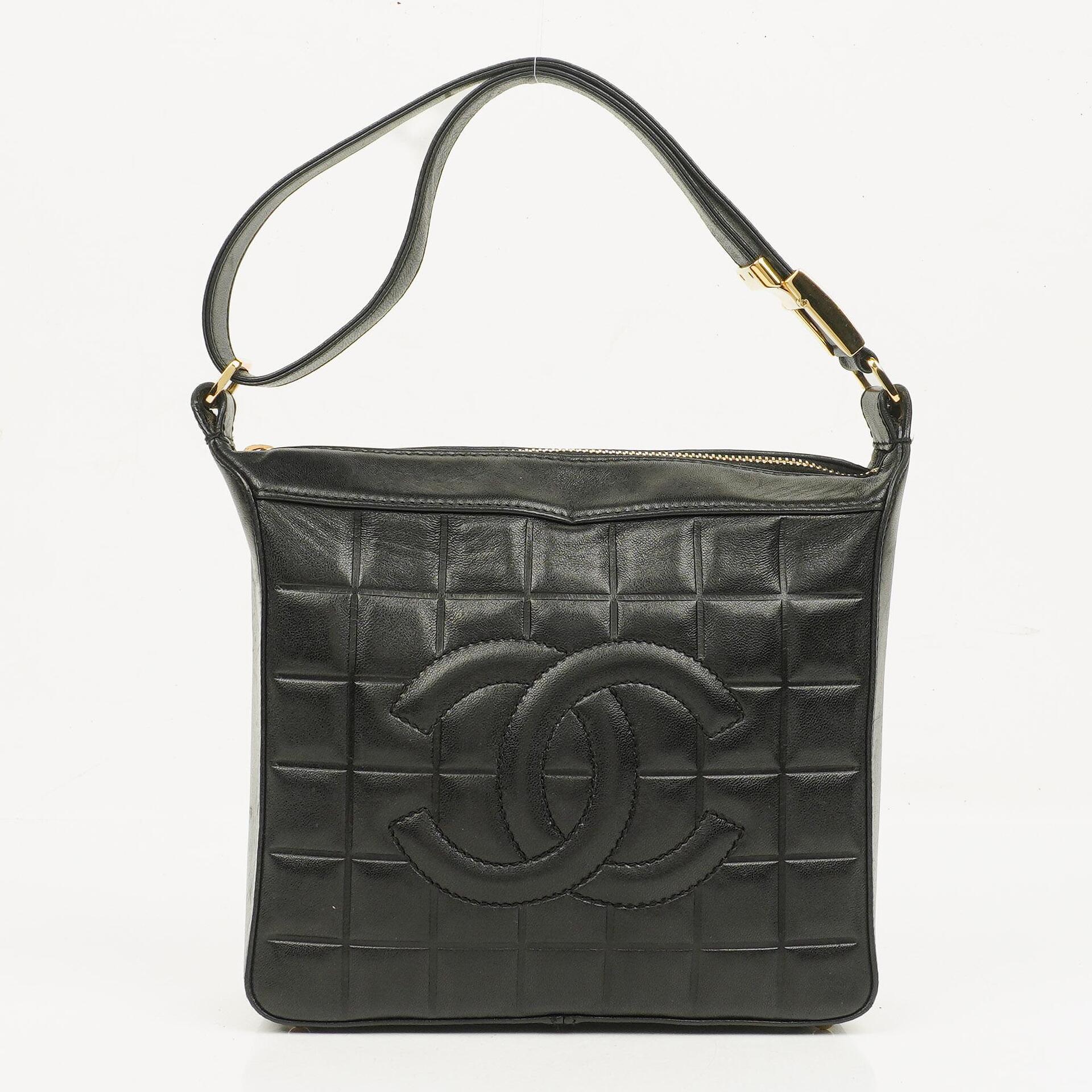Chanel Chocolate Bar Schultertasche aus schwarzem gestepptem Lammleder