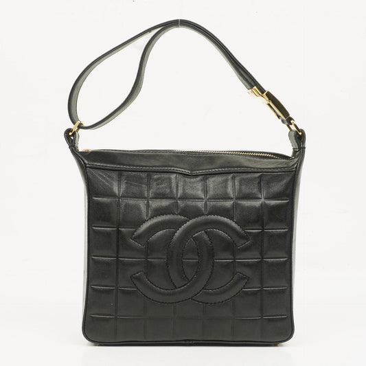 Chanel Chocolate Bar Schultertasche aus schwarzem gestepptem Lammleder