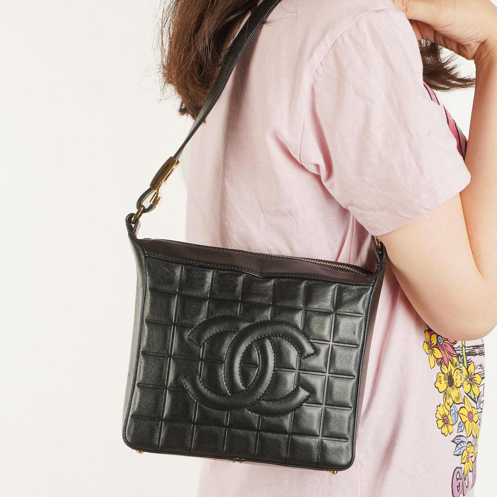 Chanel Chocolate Bar Schultertasche aus schwarzem gestepptem Lammleder