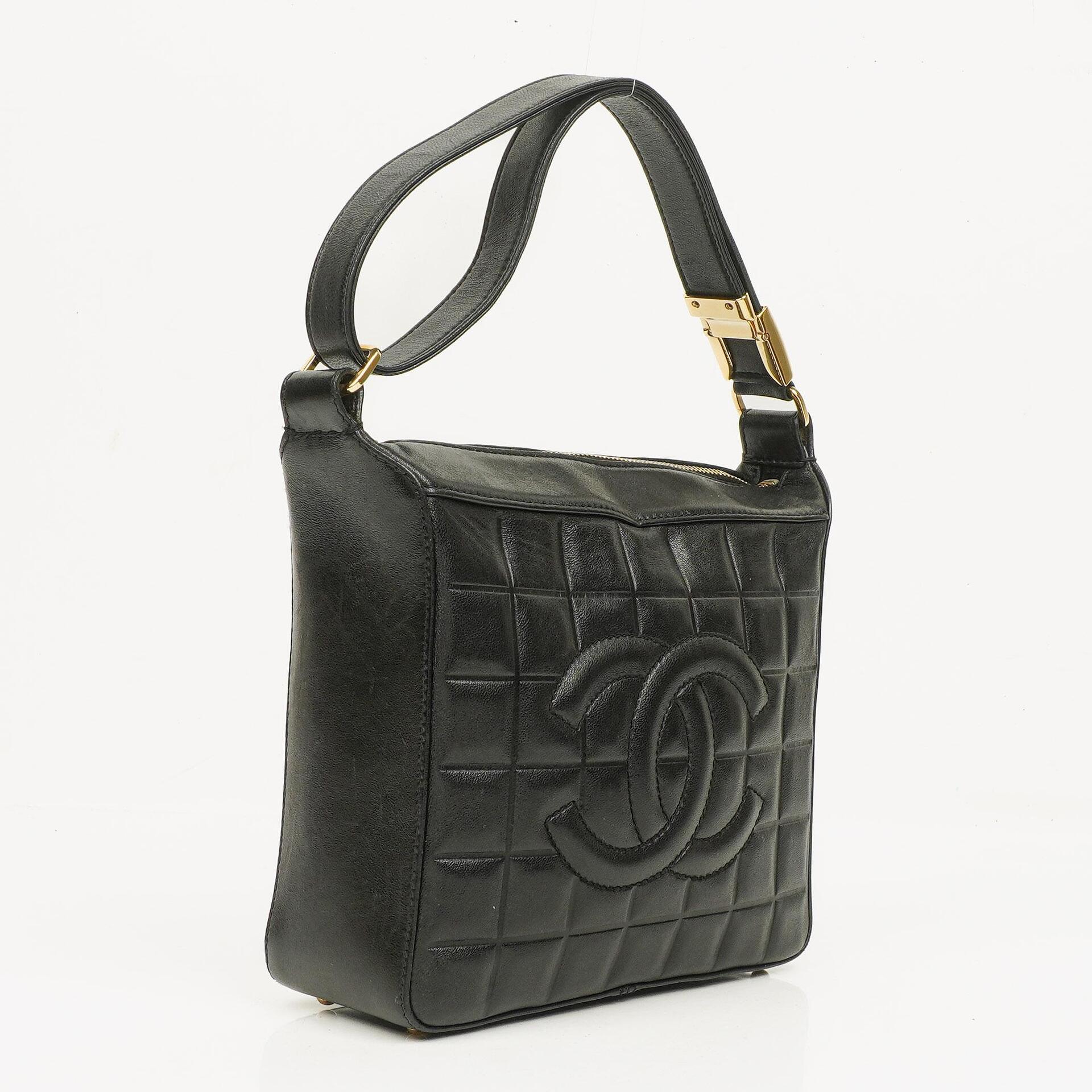 Chanel Chocolate Bar Schultertasche aus schwarzem gestepptem Lammleder